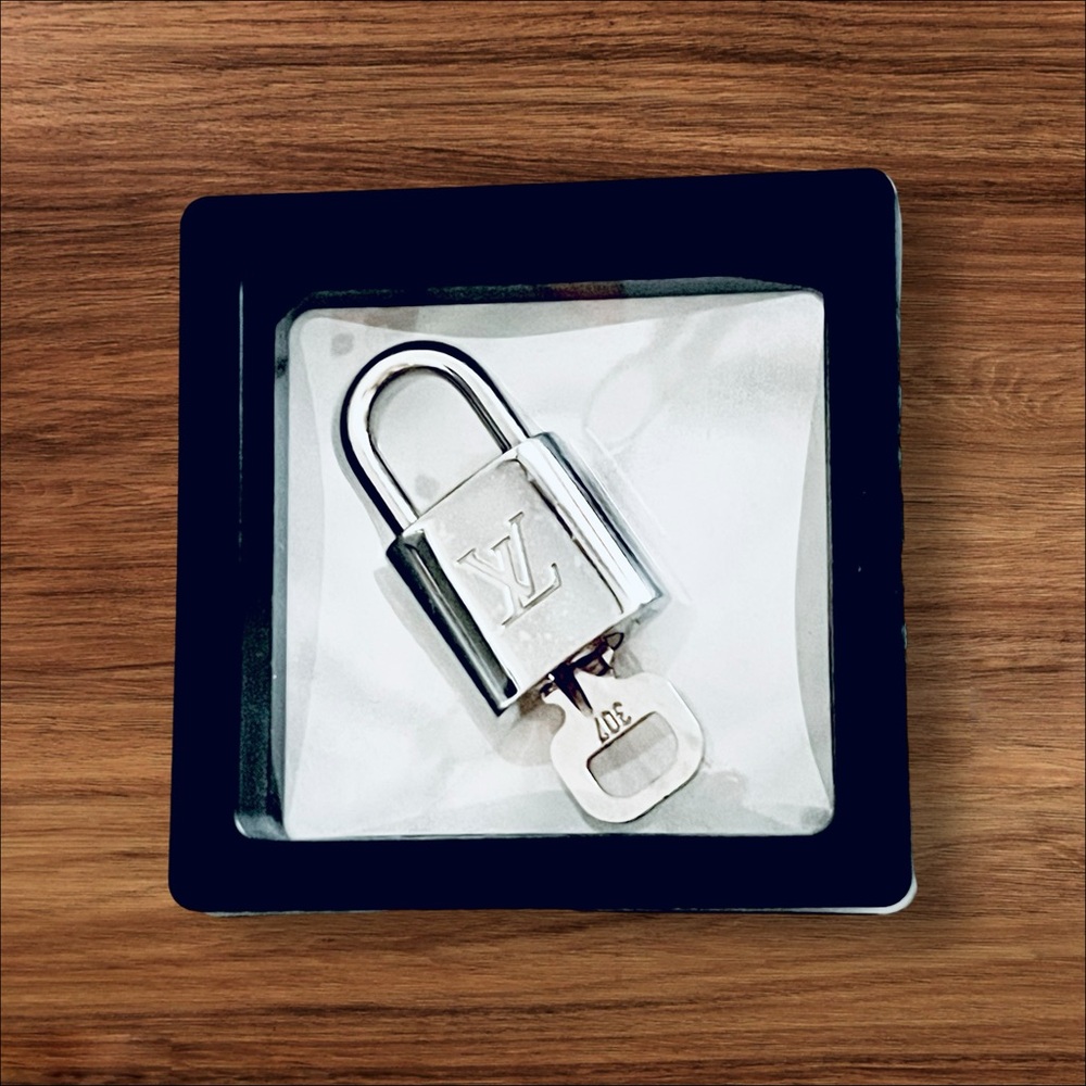 AUTHENTIC ** Louis Vuitton SILVER Lock and Key. 🔐 #307 💕💕